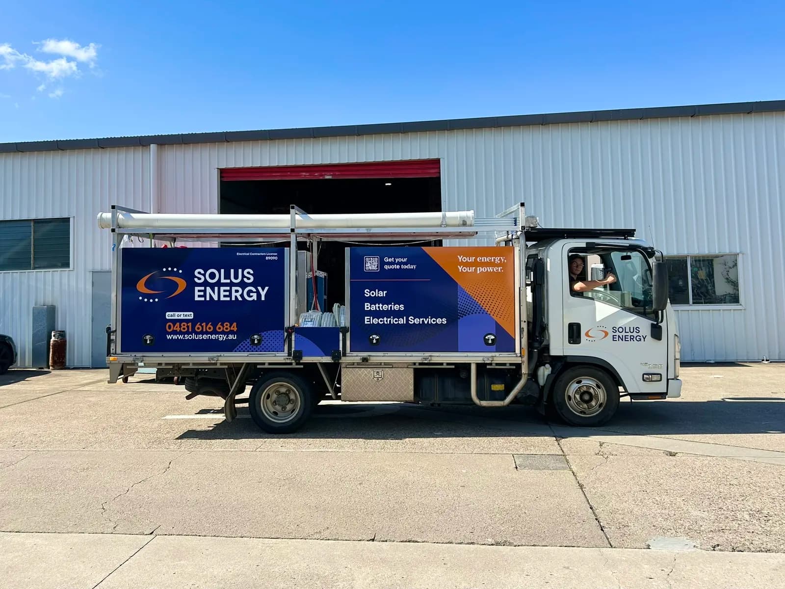 Solus Energy Isuzu truck side profile, tray signage