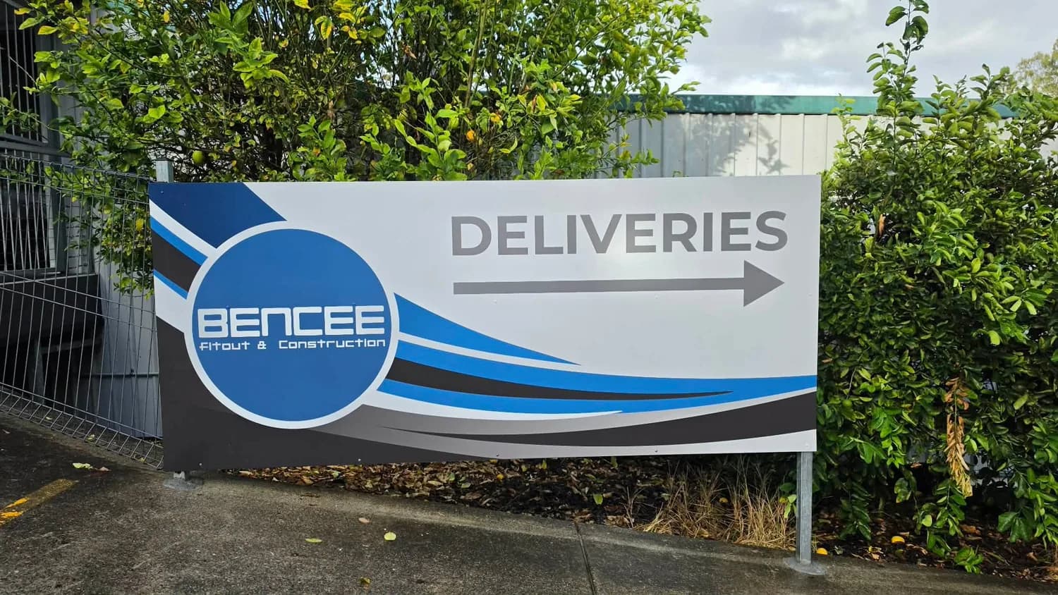 Bencee Deliveries freestanding sign with arrow in garden setting